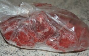 Fleisch ist der Hauptbestandteil beim Barfen.