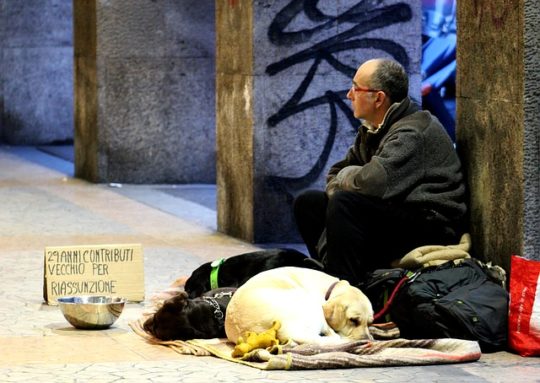 Obdachloser mit Hunden